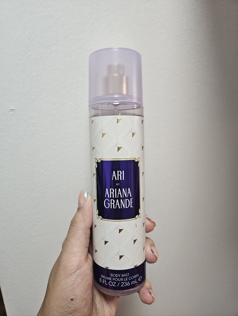 Ariana Grande ARI Body Mist in Lavender and Light Pink